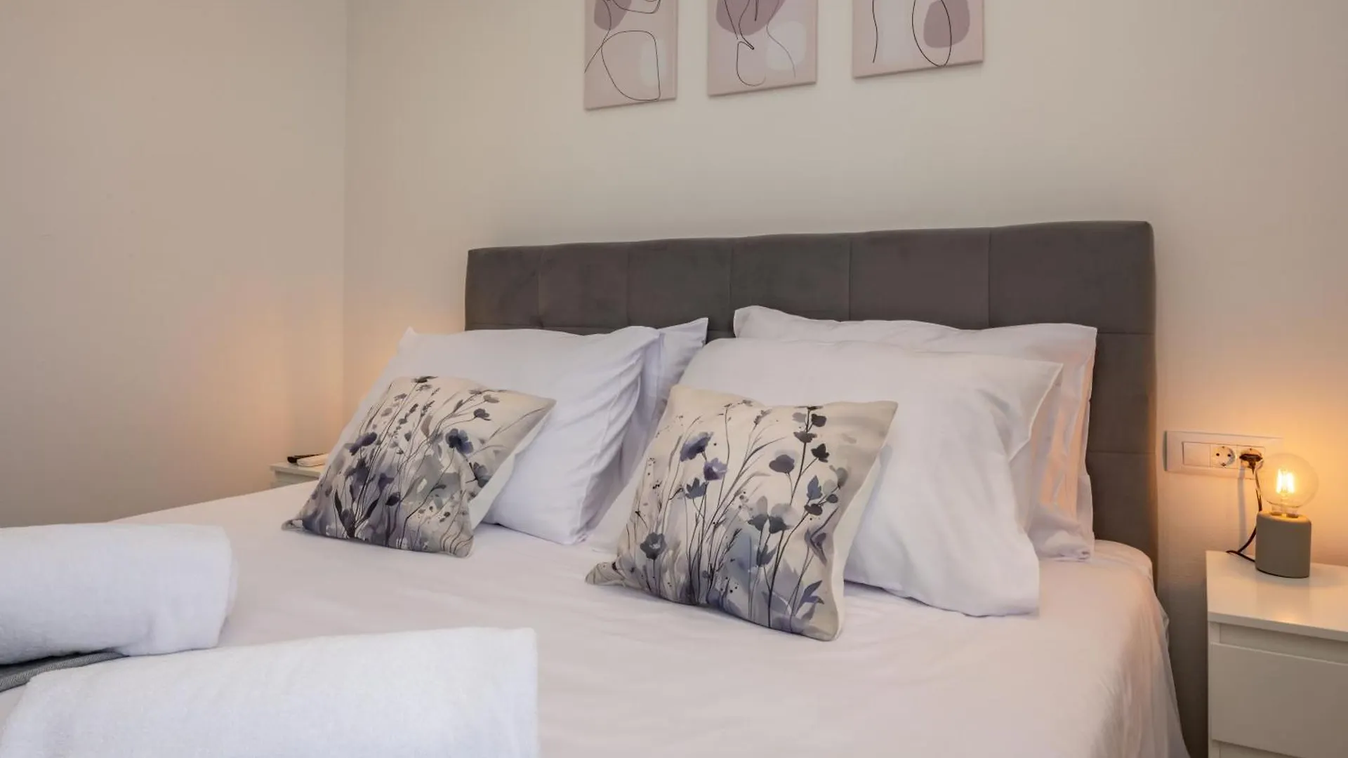Villa Fiora, A Beautiful And Modern Villa With A Pool Lasci بيت للعطل