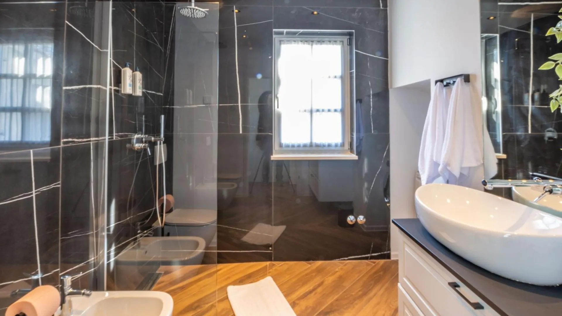 Villa Fiora, A Beautiful And Modern Villa With A Pool Lasci بيت للعطل