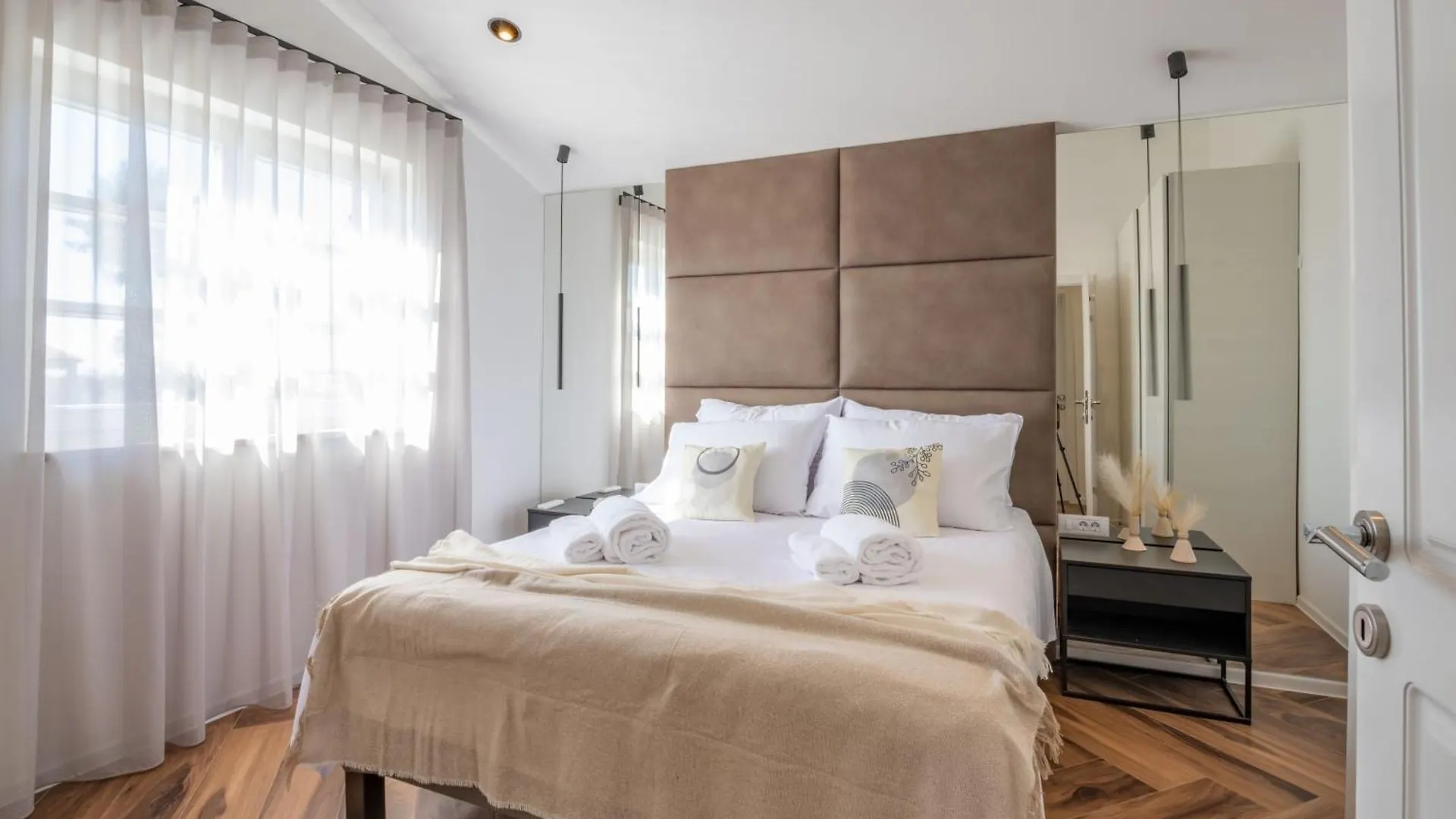 Villa Fiora, A Beautiful And Modern Villa With A Pool Lasci بيت للعطل