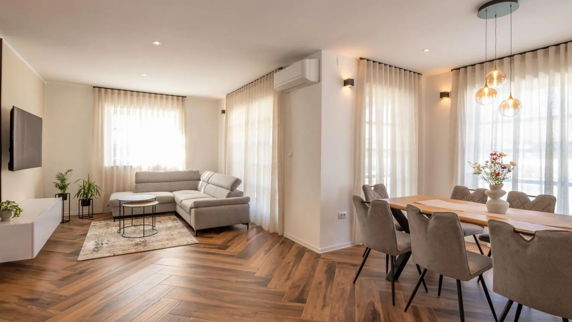 Villa Fiora, A Beautiful And Modern Villa With A Pool Lasci بيت للعطل